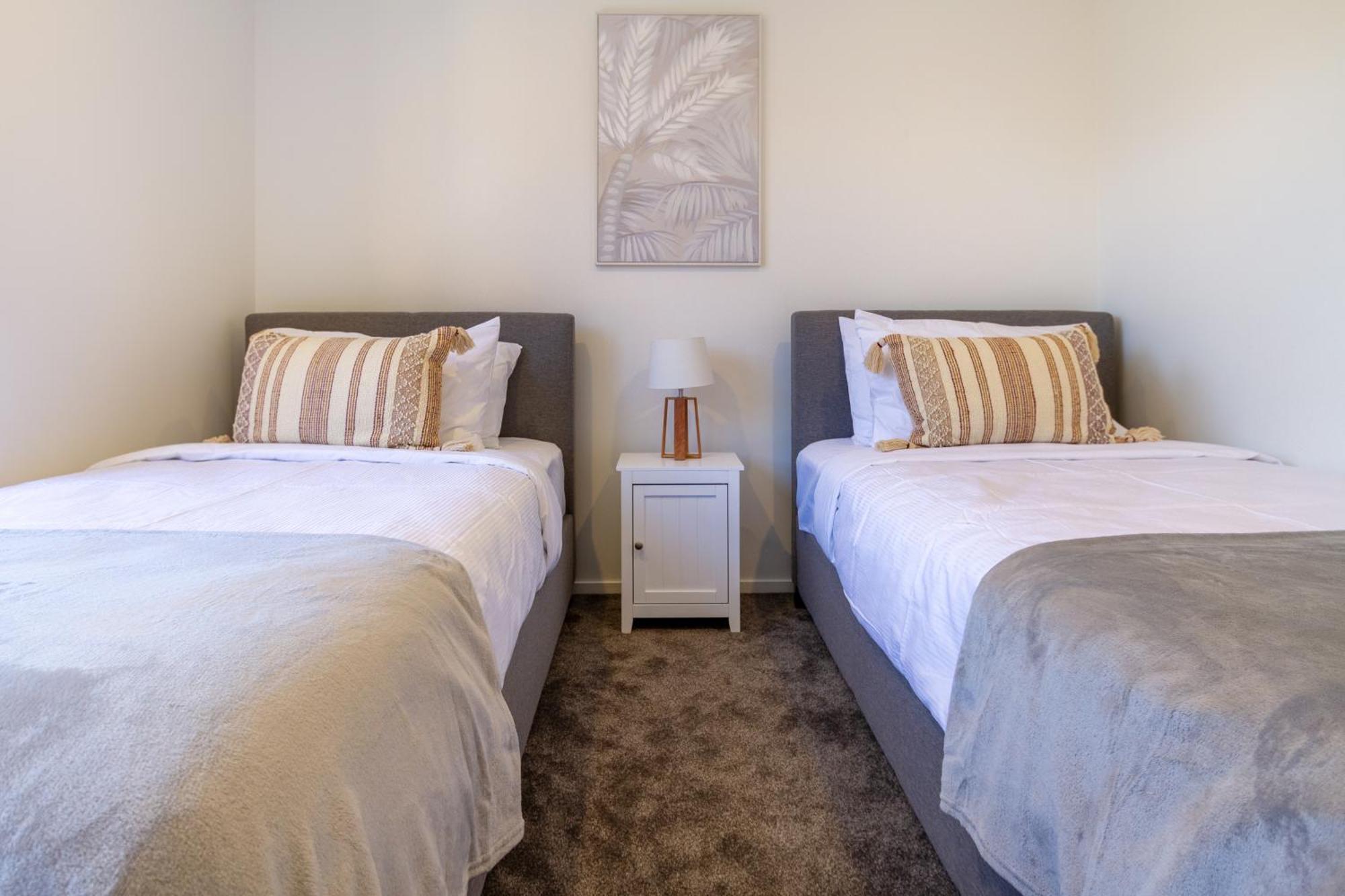 Chic 2-Bed Gem: Trust Arena Proximity - West Akl Apartment Auckland Exterior photo